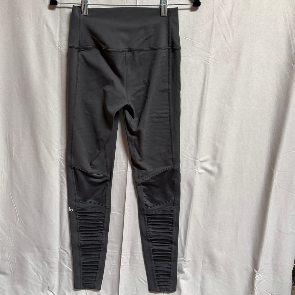 Alo Moto Leggings 28.5”
Size: Medium 
Anthracite/Anthracite Glossy